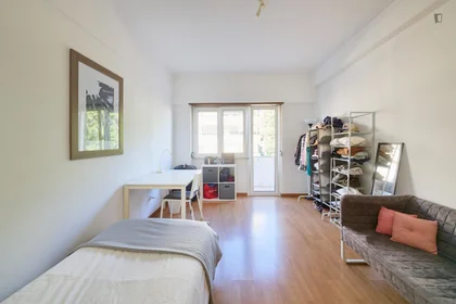 Private room at Avenida Rovisco Pais, image 3 of 20