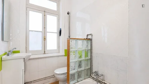 Private room at Avenida Almirante Reis, image 17 of 17