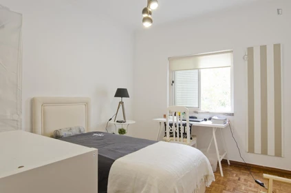 Pokój do wynajęcia we wspólnym mieszkaniu w Estoril