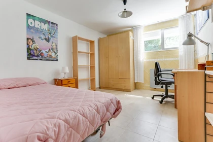 Quarto para alugar com cama de casal em Villaviciosa-de-odon