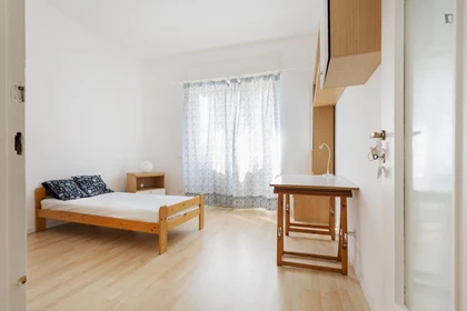 Quarto para alugar com cama de casal em Milano