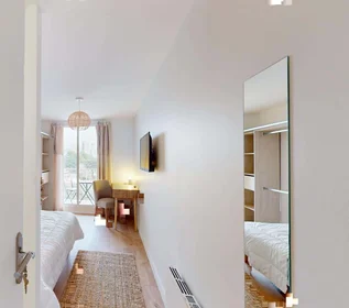 Chambre privée à 2 Pl. du Dr Vauthier, 13009 Marseille, France, image 2 de 24