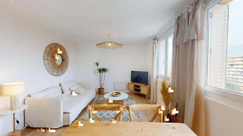 Chambre privée à 2 Pl. du Dr Vauthier, 13009 Marseille, France, image 11 de 24