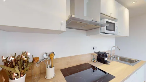 Chambre privée à 2 Pl. du Dr Vauthier, 13009 Marseille, France, image 13 de 24