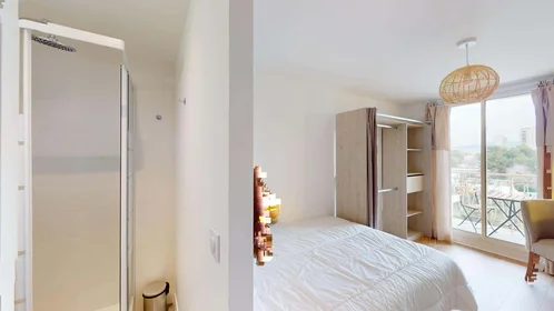 Chambre privée à 2 Pl. du Dr Vauthier, 13009 Marseille, France, image 3 de 24