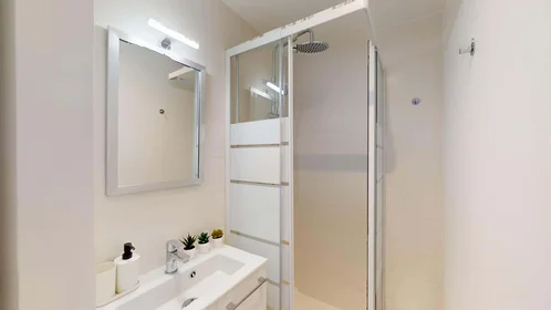 Chambre privée à 2 Pl. du Dr Vauthier, 13009 Marseille, France, image 4 de 24