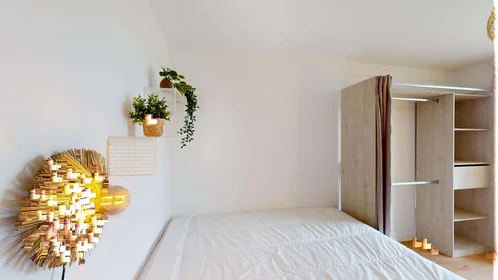 Chambre privée à 2 Pl. du Dr Vauthier, 13009 Marseille, France, image 5 de 24