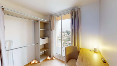 Chambre privée à 2 Pl. du Dr Vauthier, 13009 Marseille, France, image 6 de 24