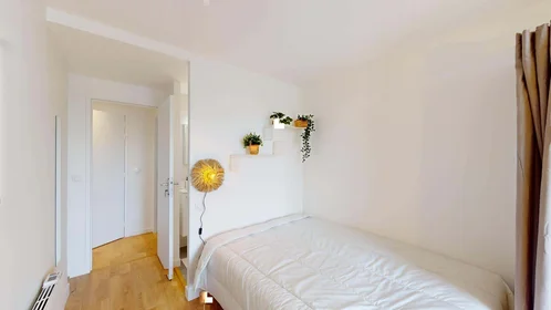 Chambre privée à 2 Pl. du Dr Vauthier, 13009 Marseille, France, image 7 de 24