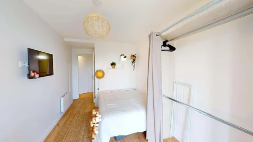Chambre privée à 2 Pl. du Dr Vauthier, 13009 Marseille, France, image 8 de 24