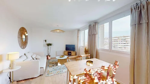 Chambre privée à 2 Pl. du Dr Vauthier, 13009 Marseille, France, image 9 de 24
