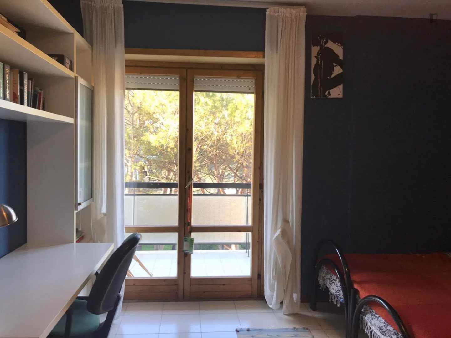 Quarto de estudante em com área de estudo e instalações partilhadas
