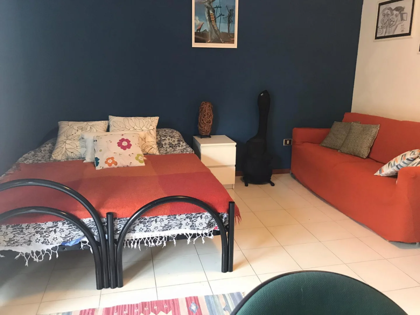 Quarto de estudante luminoso e arejado com acesso fácil à universidade em