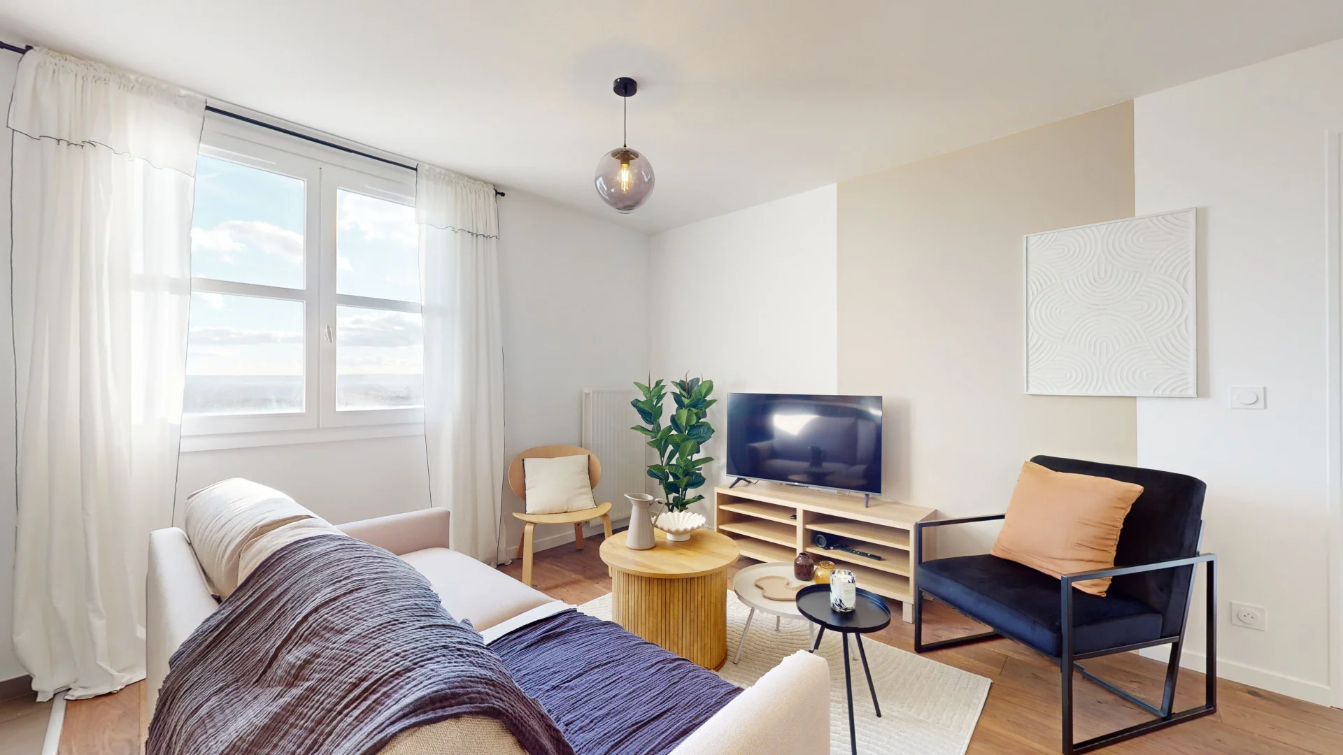 Quarto de estudante em com área de estudo e instalações partilhadas