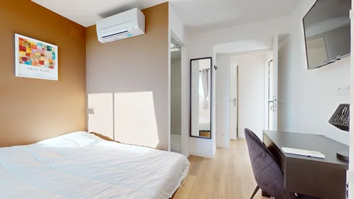 Quarto privado em 215 Rue Emile Gaboriau, imagem 24 de 26