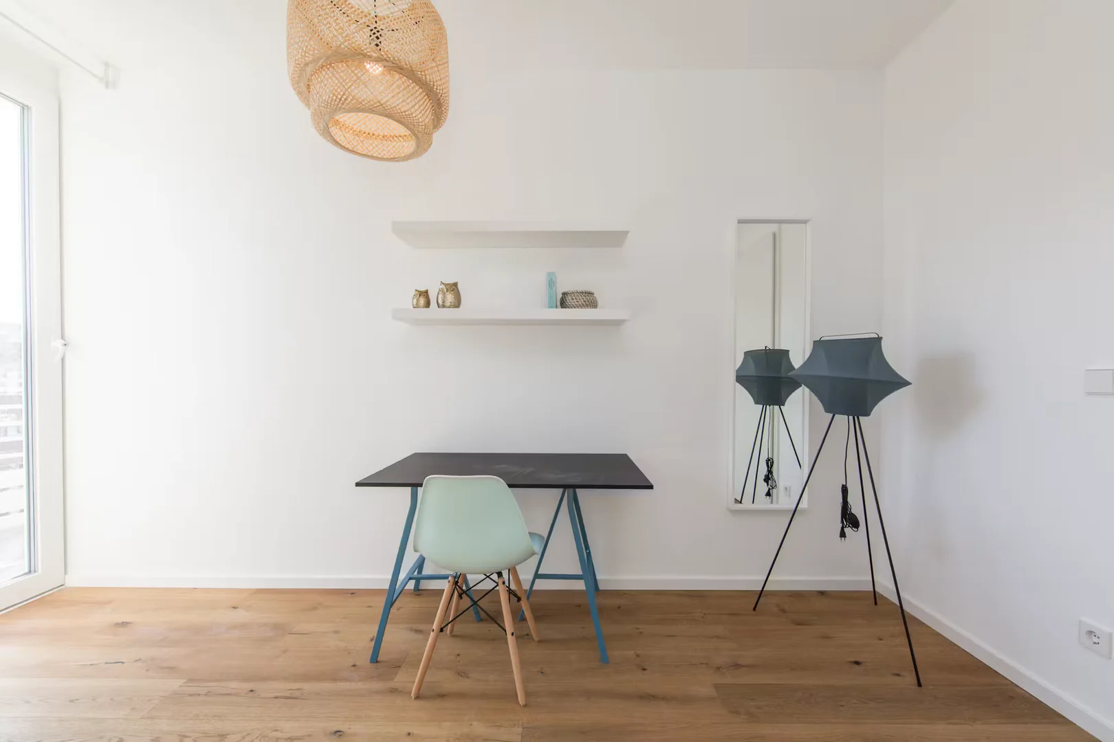 Habitación estudiantil funcional perfecta para estudiar en 