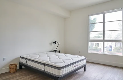 Renting rooms by the month in Hollywood