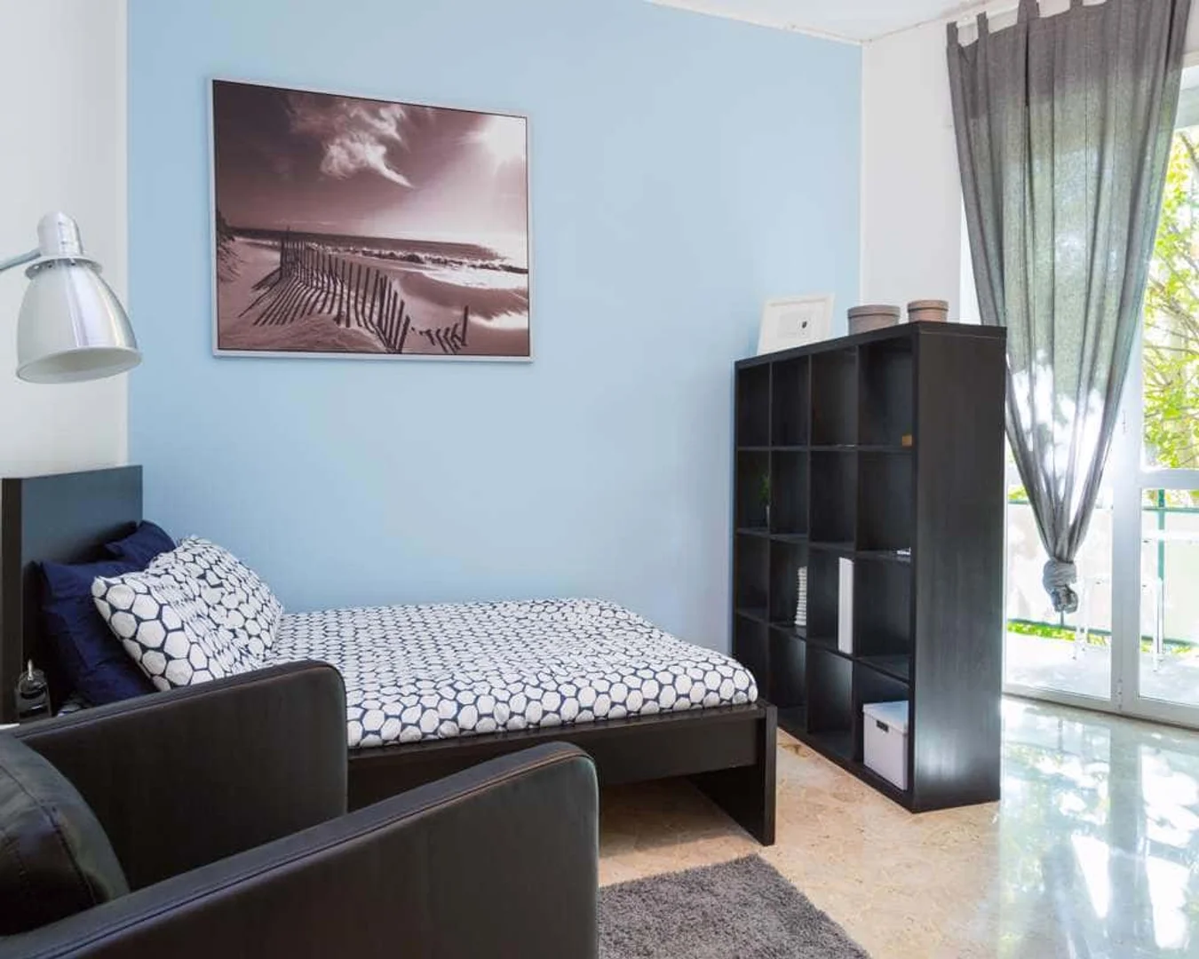 Chambre d'étudiant à  avec espace d'étude et installations communes