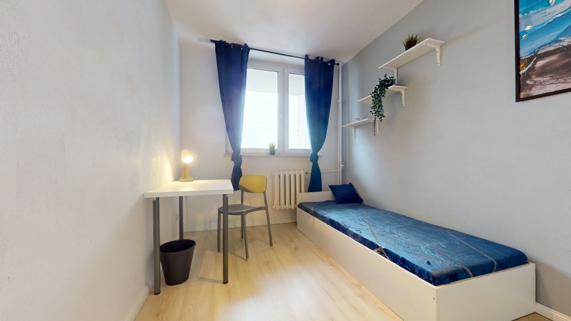 Bright and airy student room with easy university access in 