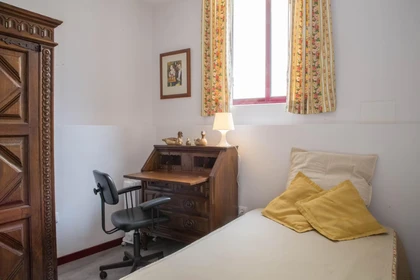 Room for rent in a shared flat in Porto