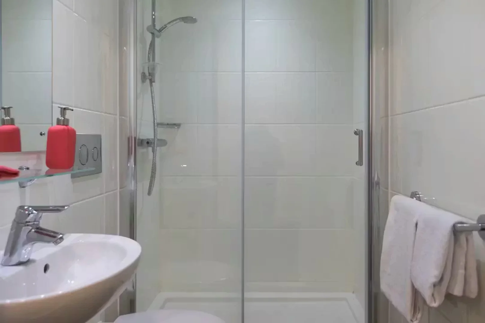 Comfortable and spacious student room in 