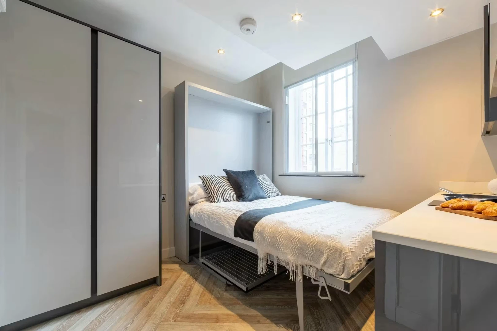 'de öğrenci dairesinde, tamamen mobilyalı kiralık oda