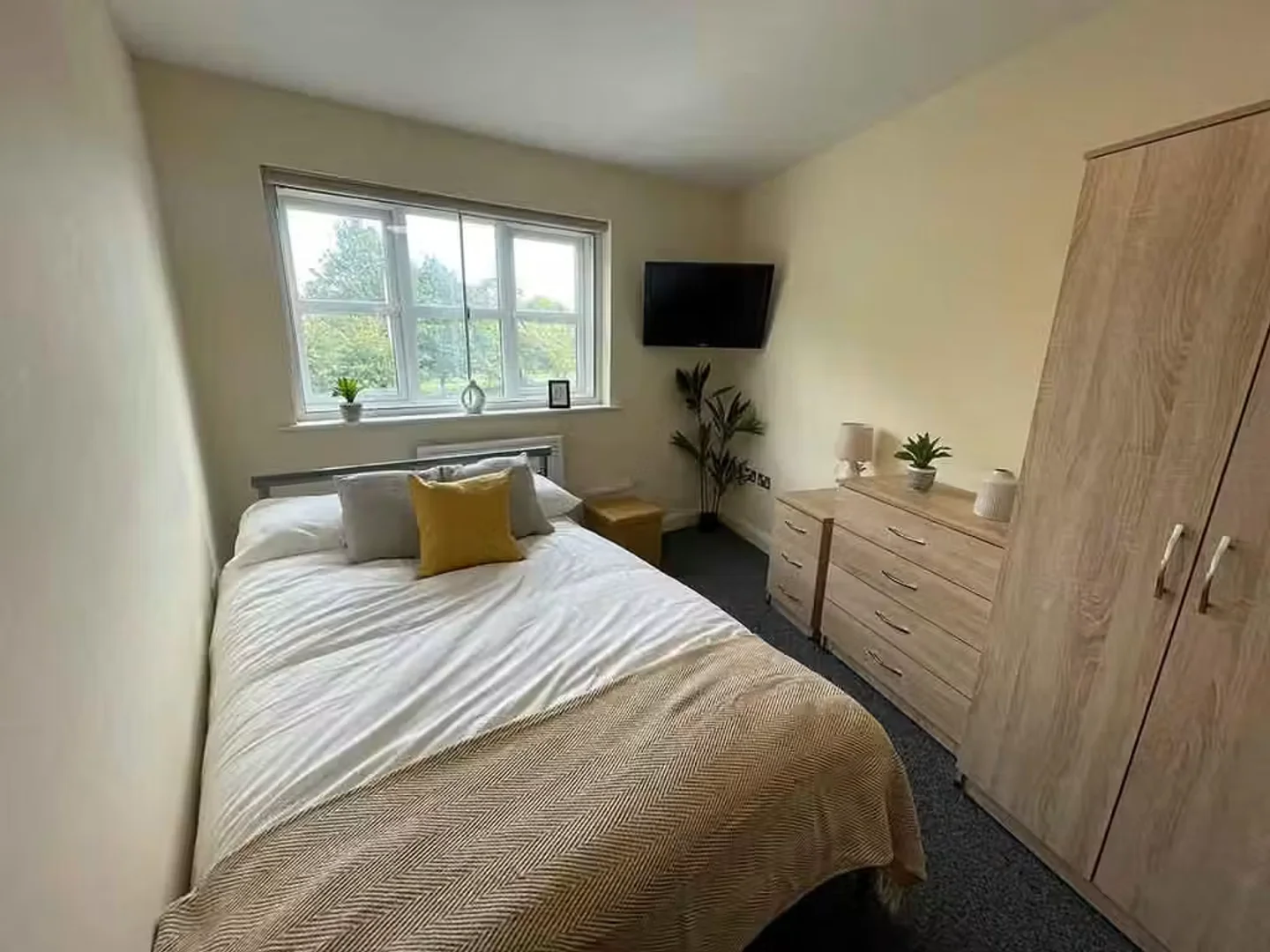 Habitación asequible para estudiantes con buena iluminación en