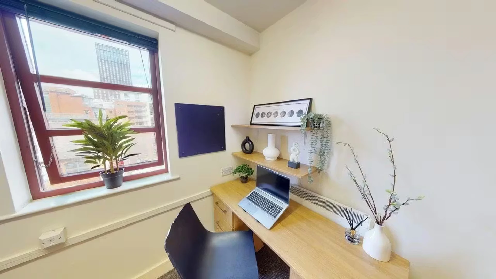Habitación estudiantil luminosa y aireada con fácil acceso a la universidad en 