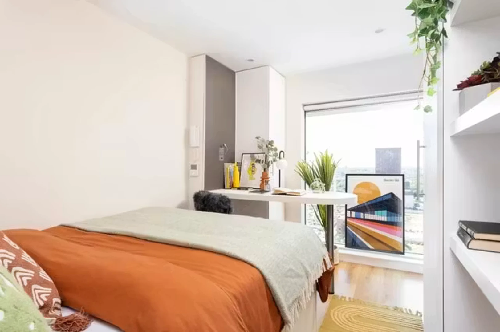 Chambre d'étudiant à  avec espace d'étude et installations communes