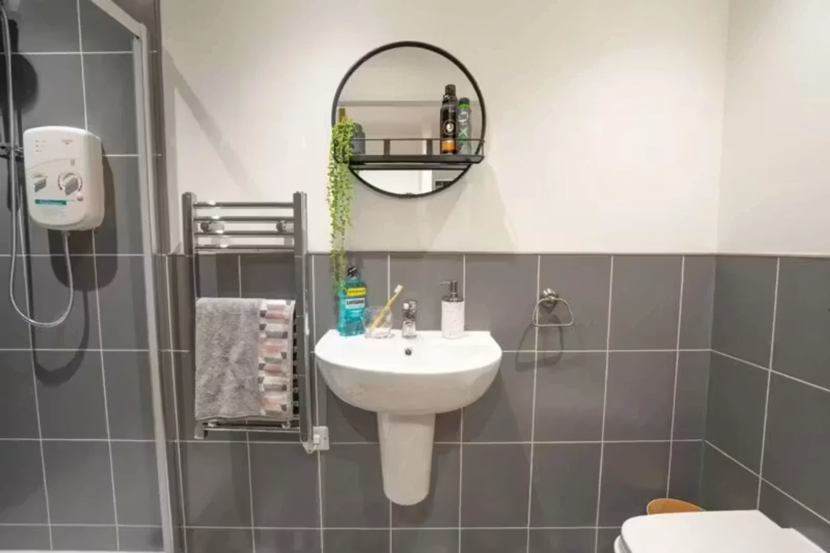 Habitación asequible para estudiantes con buena iluminación en