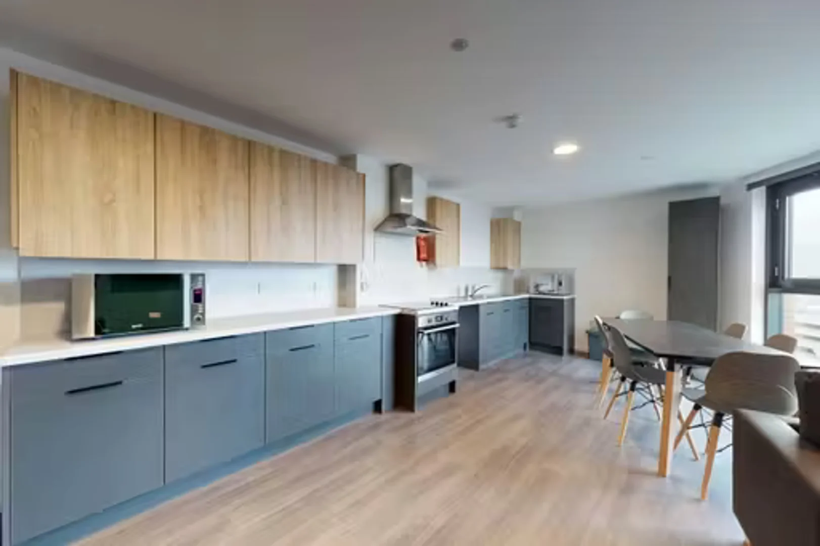 Chambre confortable pour étudiants disponible dans 