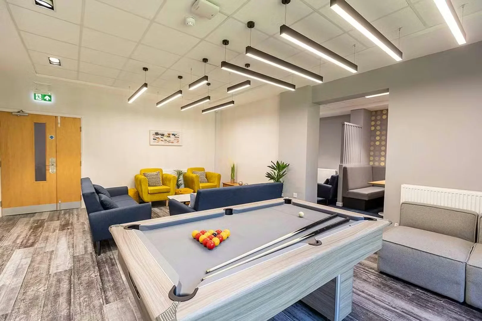Habitación estudiantil luminosa y aireada con fácil acceso a la universidad en
