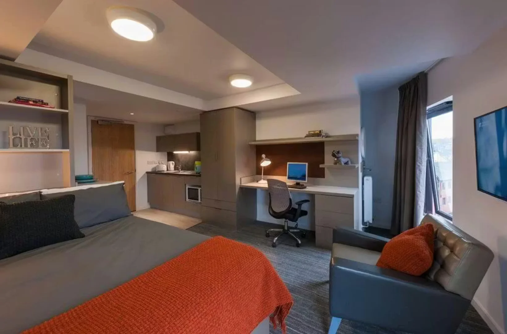 Funktionelles Studentenzimmer perfekt zum Studieren in 