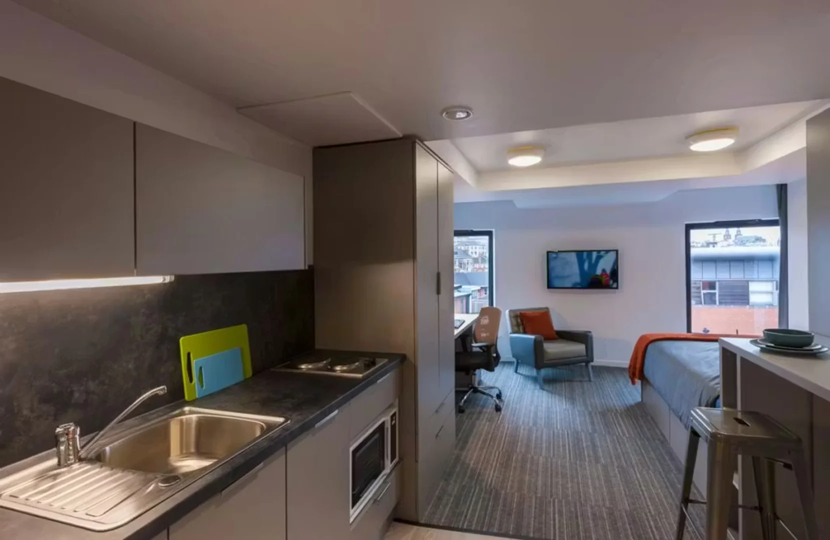 Studentenzimmer in  mit Arbeitsbereich und Gemeinschaftseinrichtungen