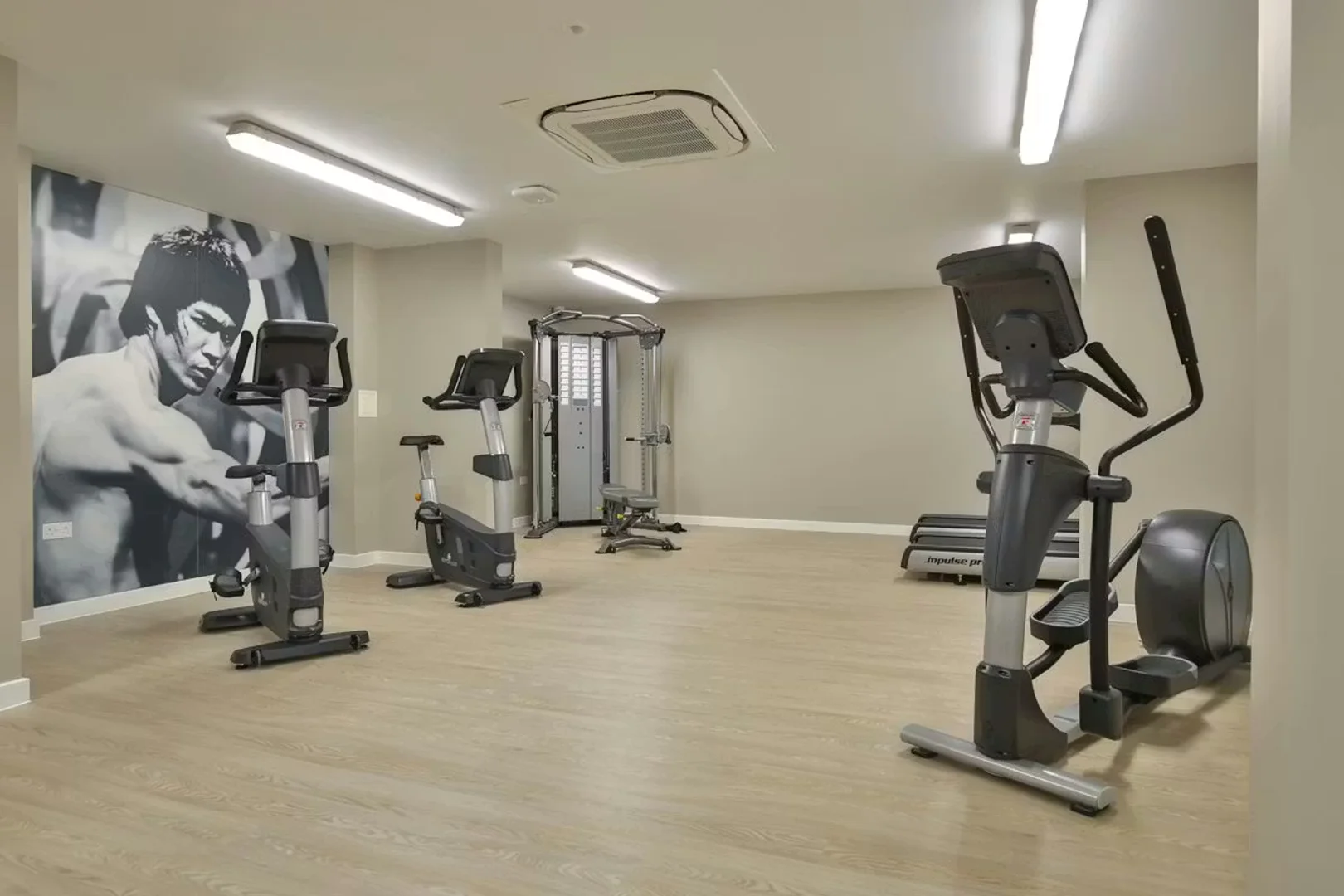 经济实惠的学生房间，在有充足的照明