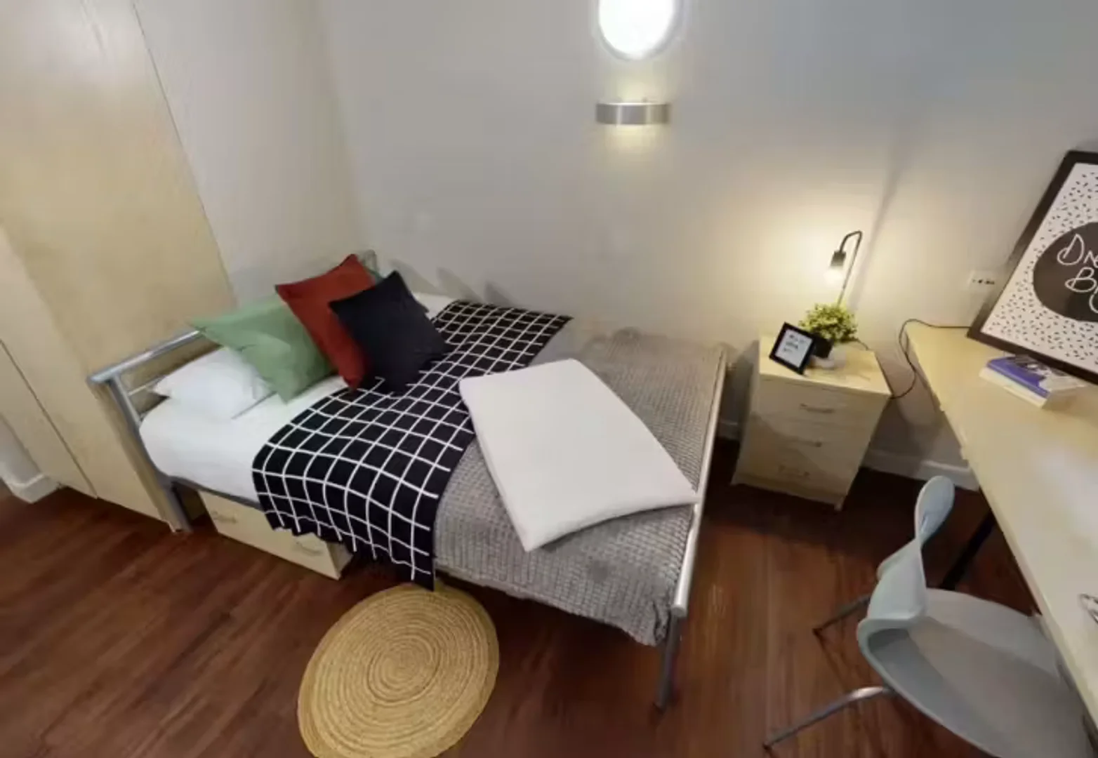 Chambre confortable pour étudiants disponible dans 