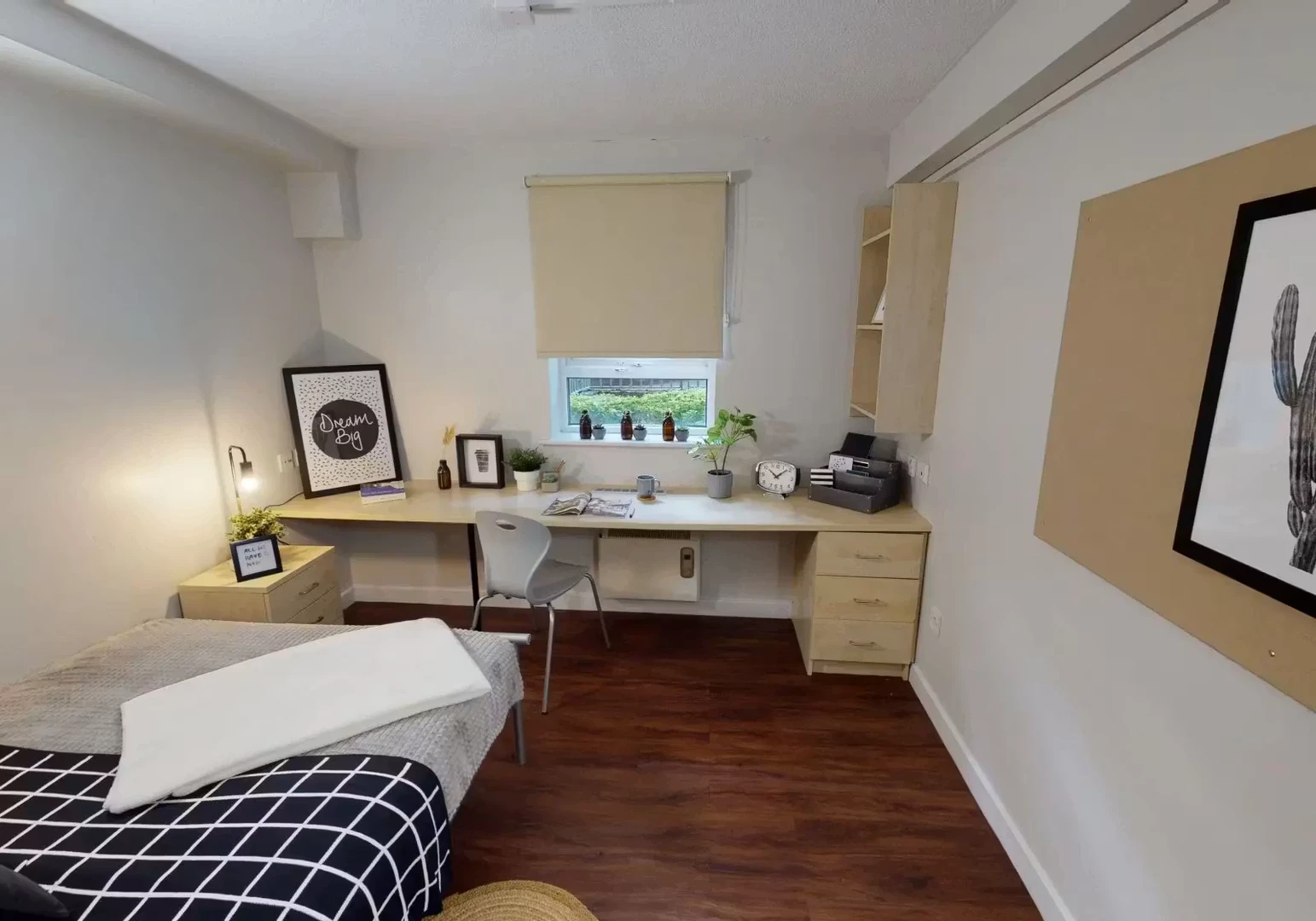 Quarto de estudante luminoso e arejado com acesso fácil à universidade em 