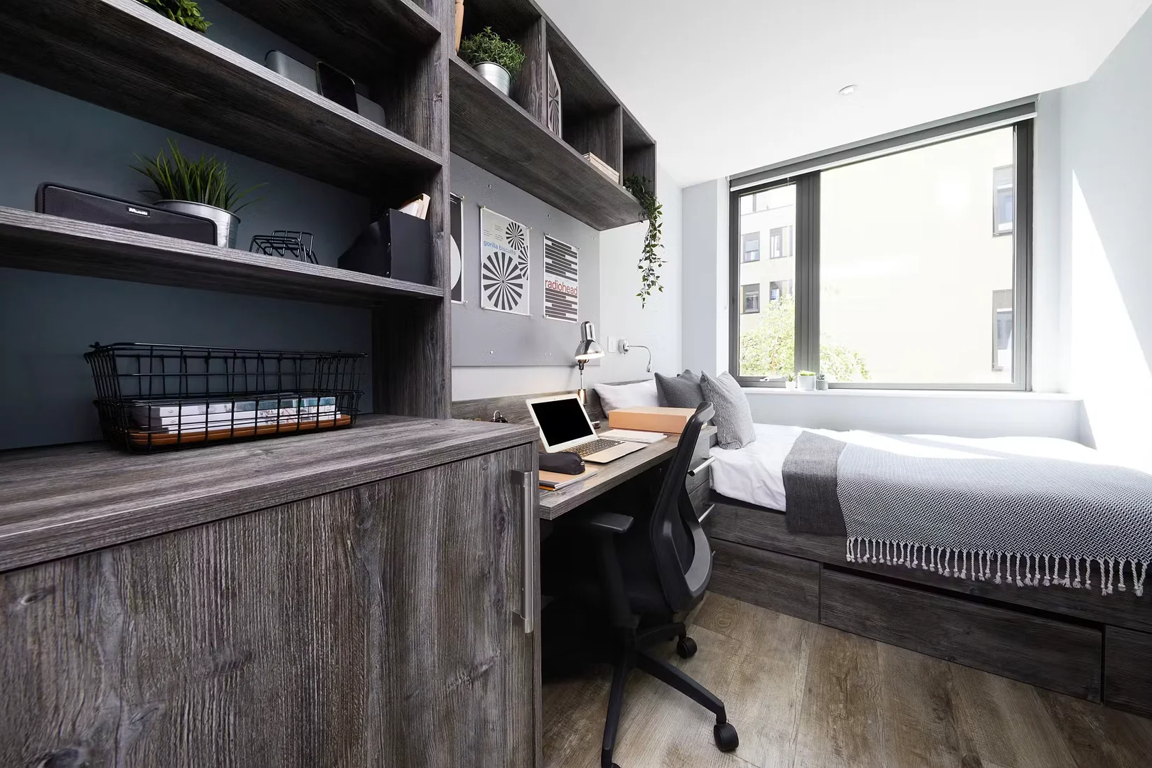 Habitación estudiantil funcional perfecta para estudiar en 