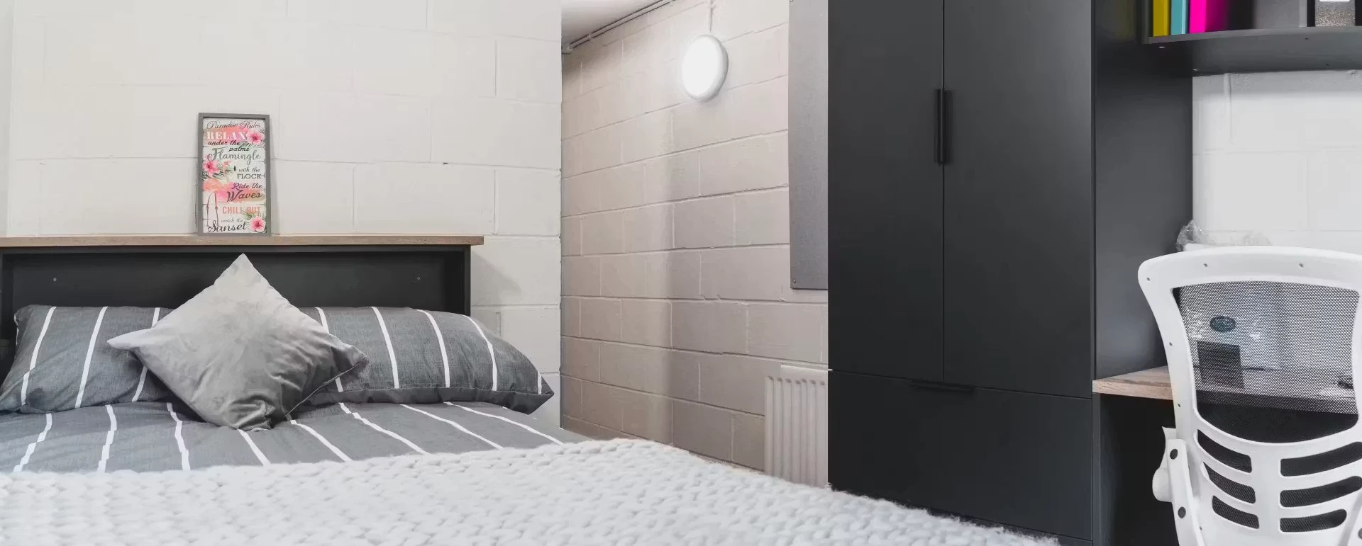 Chambre d'étudiant à avec espace d'étude et installations communes