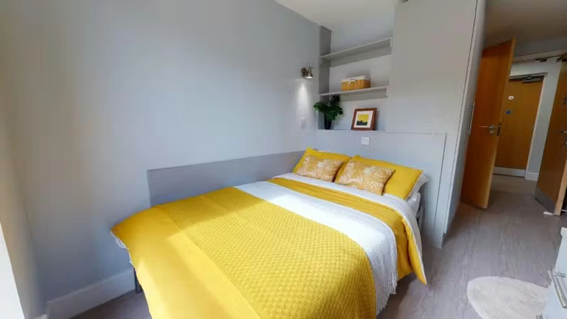 Quarto para alugar em apartamento de estudantes em , totalmente mobilado