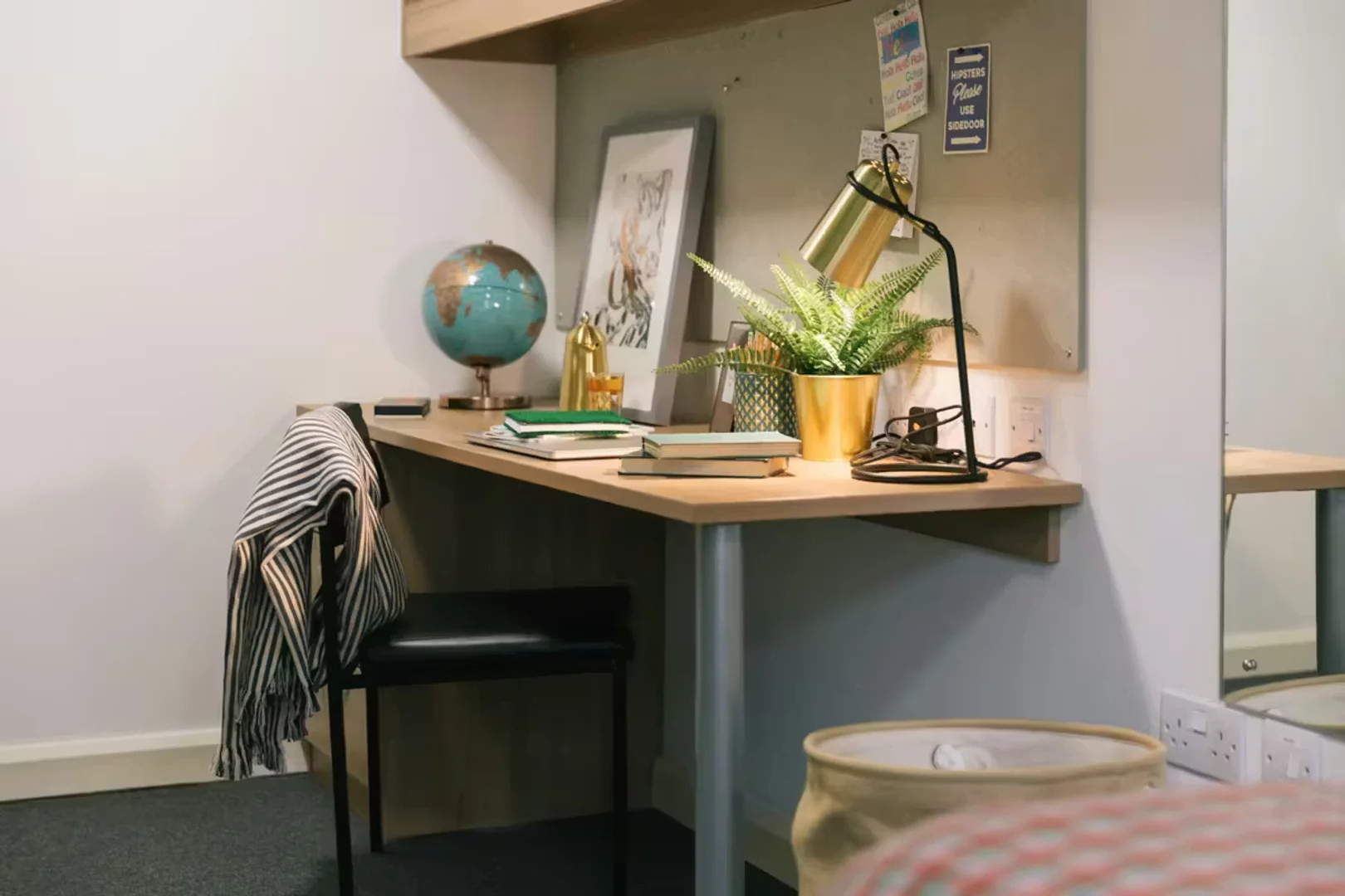 Functional student room perfect for studying in 
