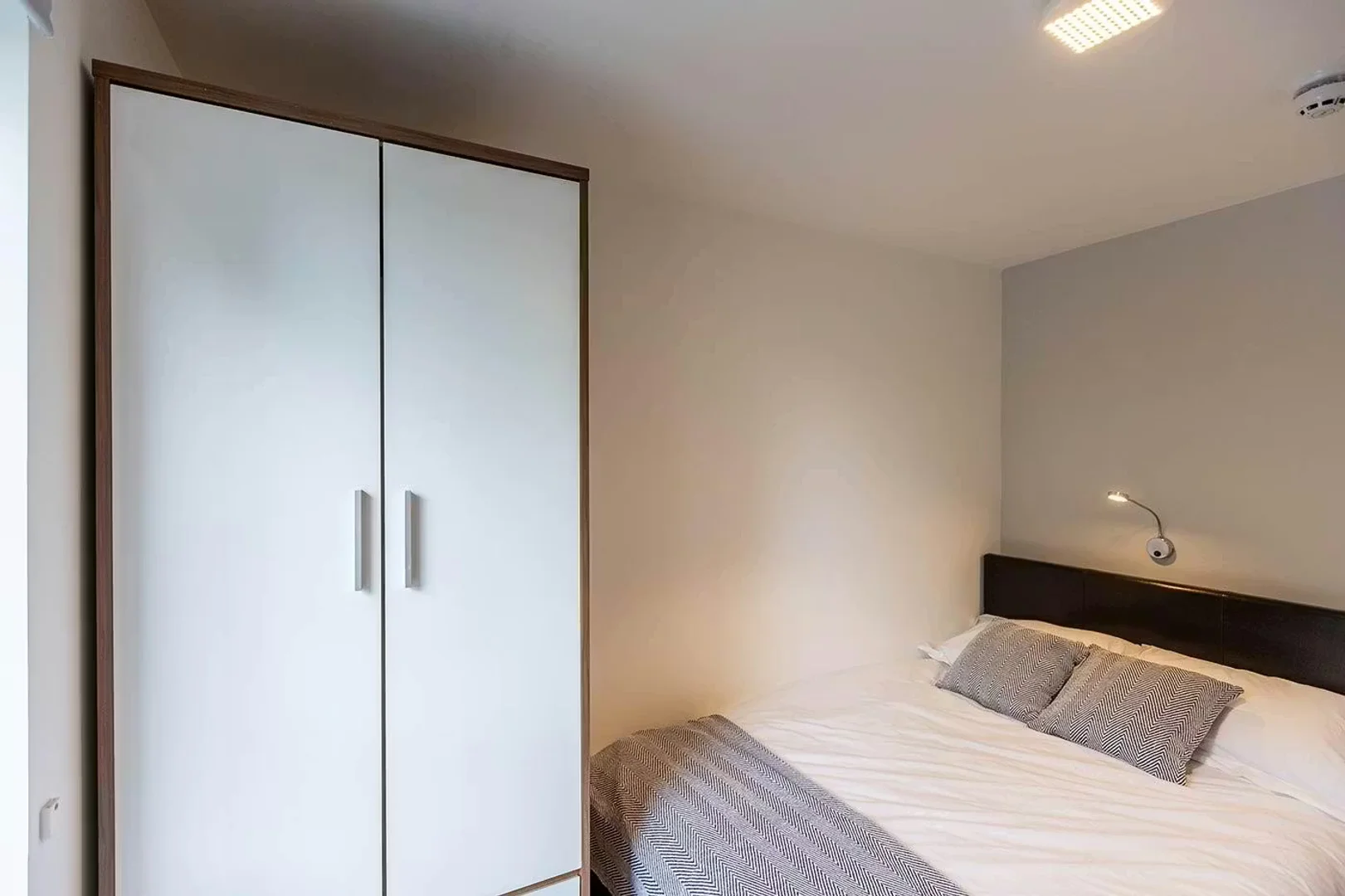 Habitación estudiantil económica cerca del campus en 