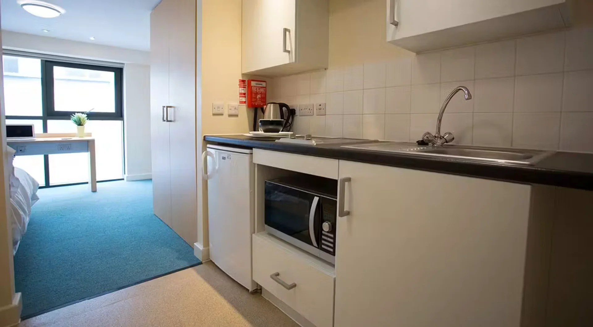 Room for rent in student apartment in , fully furnished