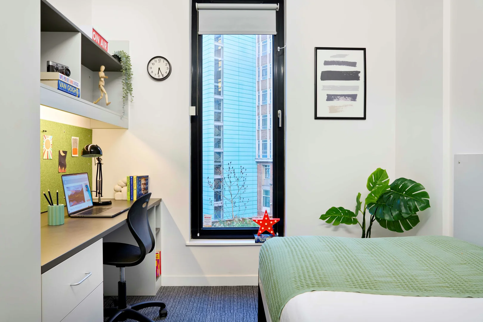 Chambre confortable pour étudiants disponible dans 