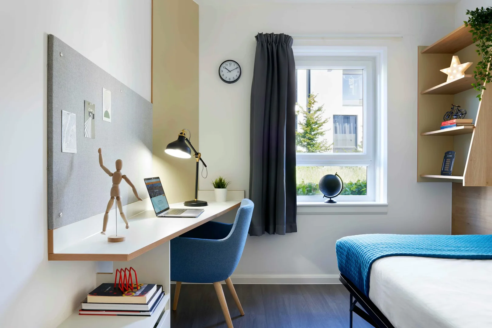 Chambre d'étudiant à  avec espace d'étude et installations communes