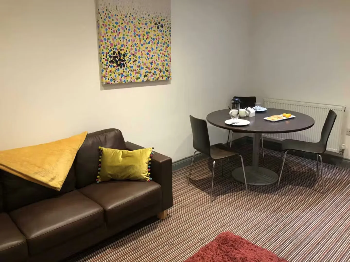 Studentenzimmer in mit Arbeitsbereich und Gemeinschaftseinrichtungen
