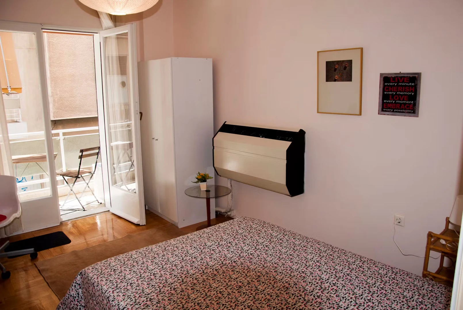 Habitación compartida en apartamento de 3 dormitorios Atenas
