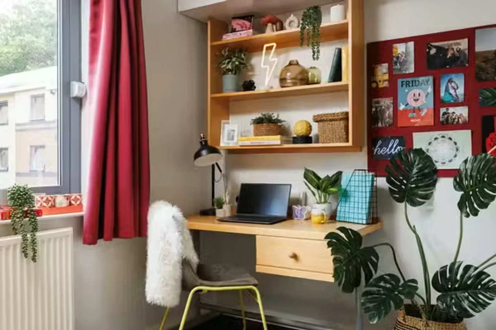 Functional student room perfect for studying in 