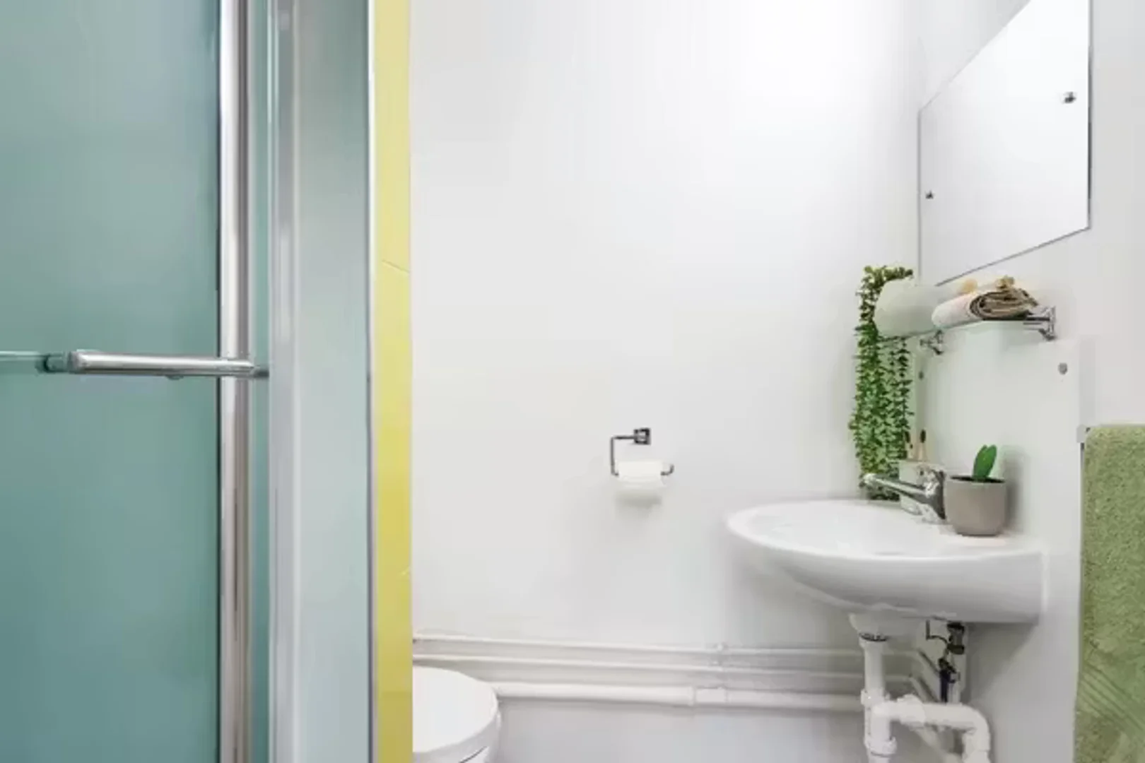 Functional student room perfect for studying in 