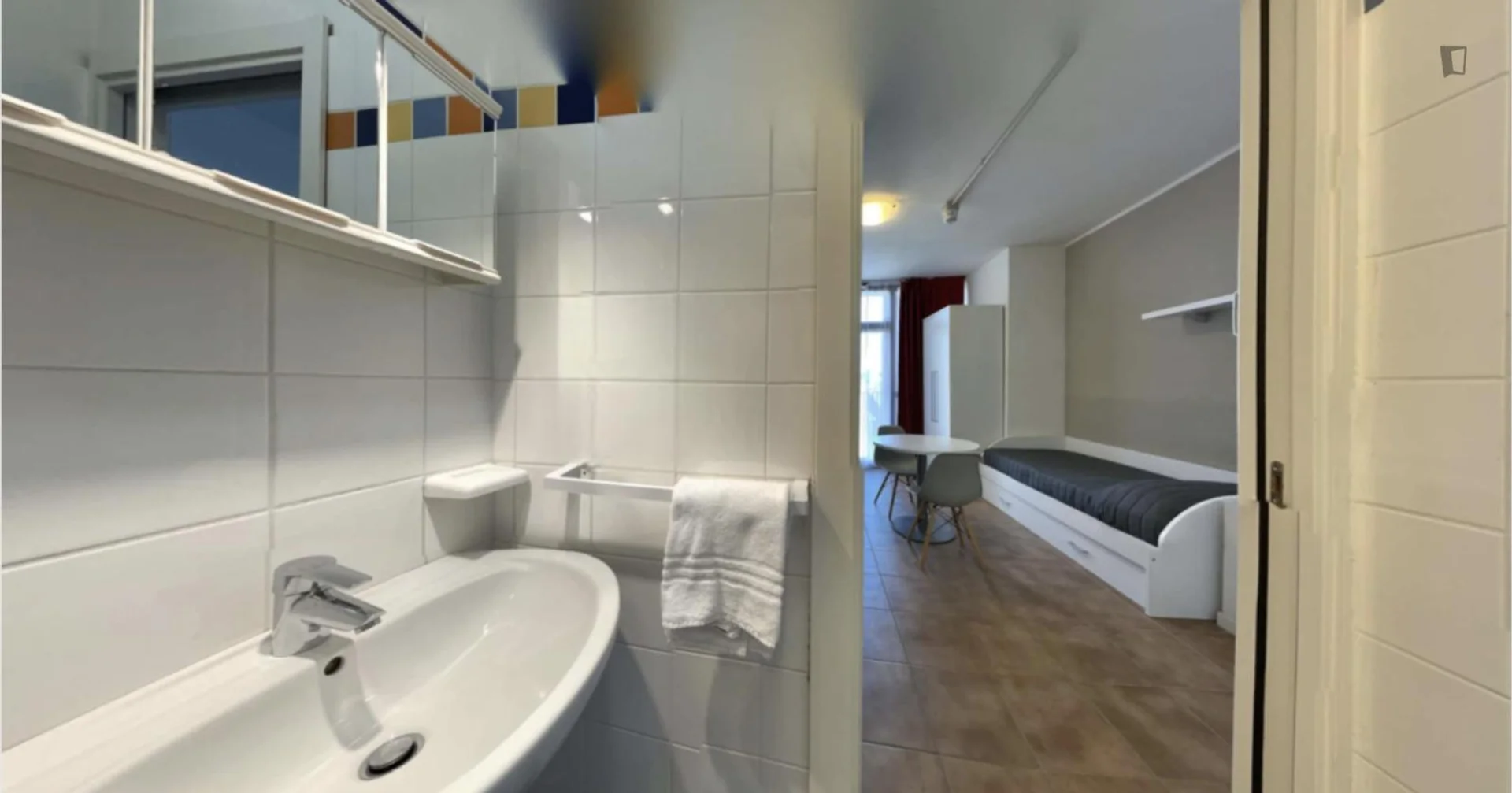 'de öğrenci dairesinde, tamamen mobilyalı kiralık oda